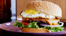 20 perces reggeli kolbász- és tojásburger