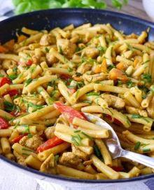 Curry csirke tészta