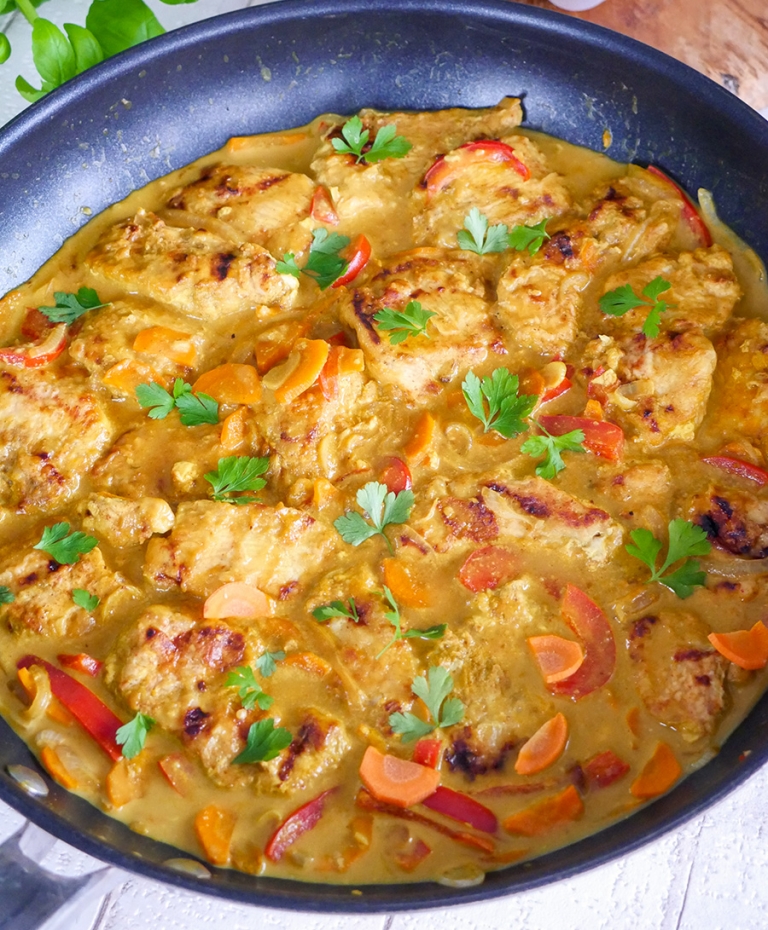 Csirke krémes curryszószban