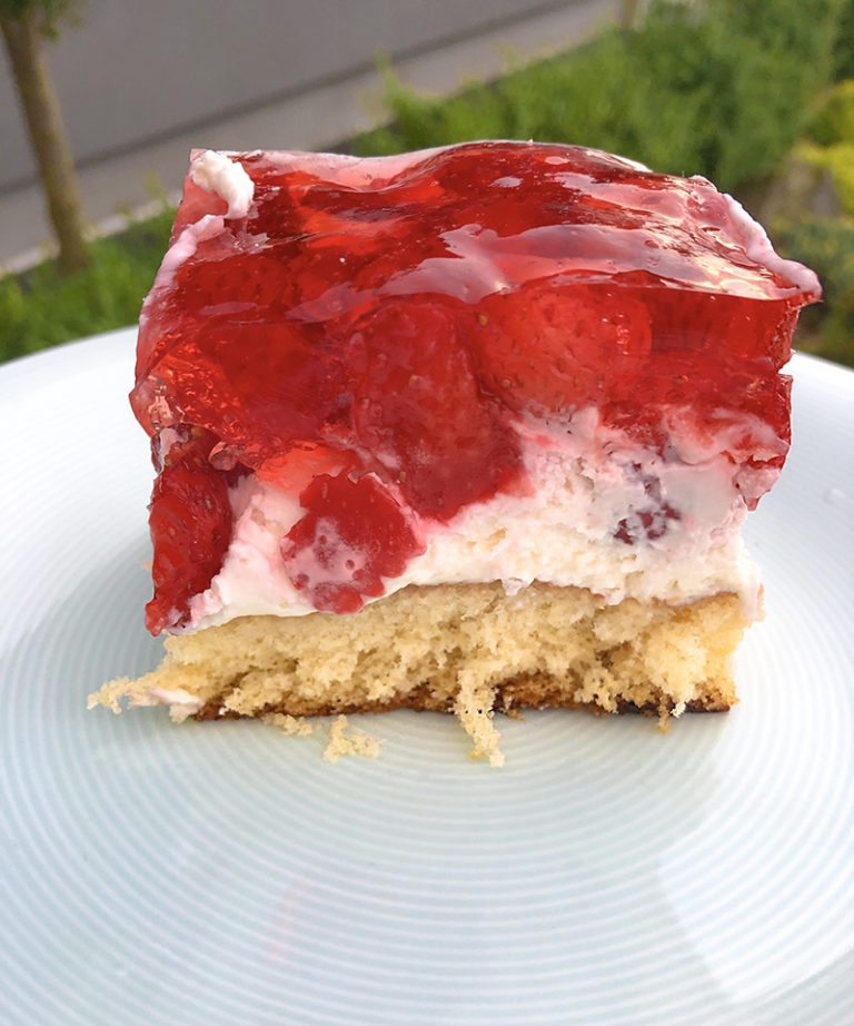 Bolyhos torta eperrel, mascarponéval és zselével